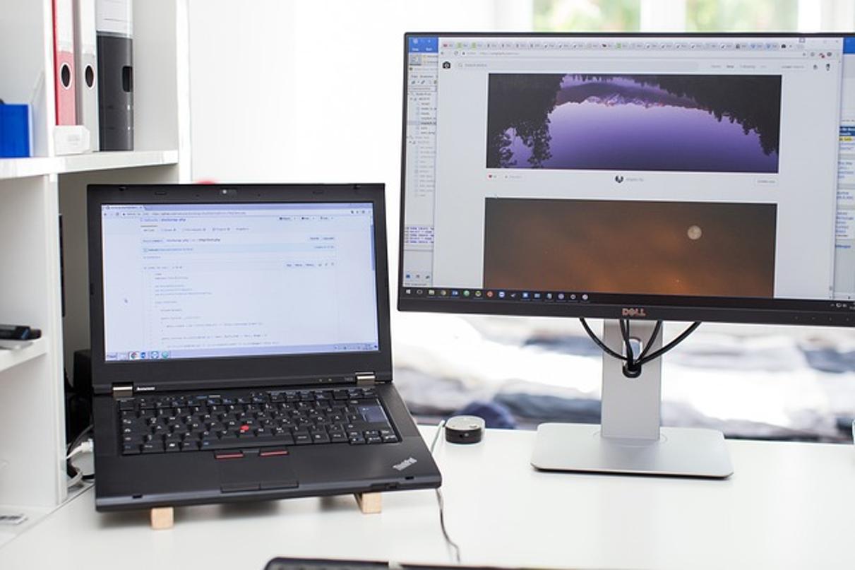Wie man den Bildschirm auf einem Laptop-Monitor teilt